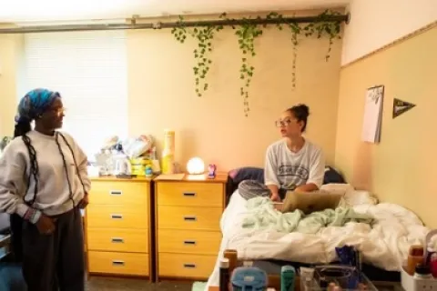 شکست ها و پیروزی ها: تجربیات واقعی از زندگی در خوابگاه دخترانه در تهران